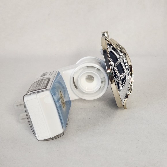 Bath And Body Works Traveling Santa Nightlight Plug-In - Picture 3 of 7